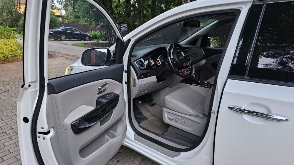 KIA Carnival 1426